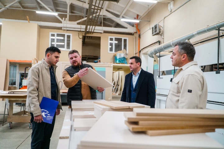 «Единая Россия» провела мониторинг на мебельной фабрике