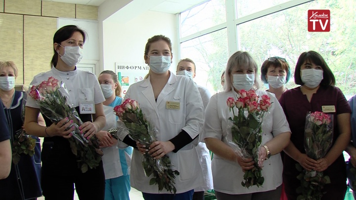 Без лишних слов: врачам Подмосковья подарили десятки тысяч роз