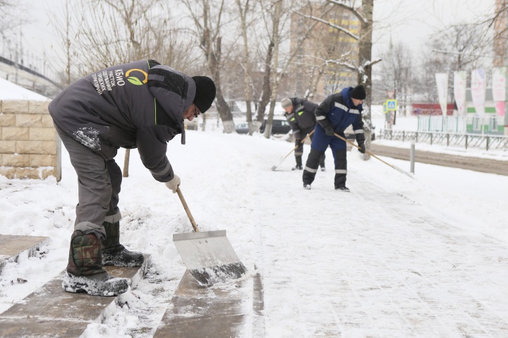 Химкинские коммунальщики борются со снегом