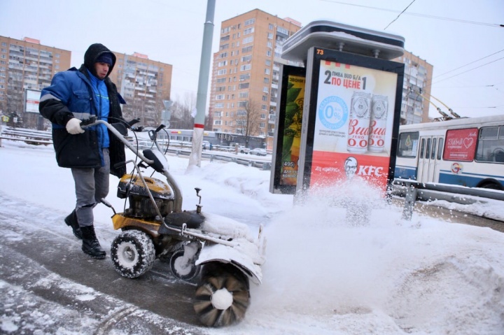 По просьбе главы Дмитрия Волошина коммунальщики устраняют последствия снегопада круглосуточно