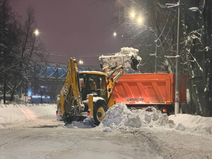 В Химках продолжается круглосуточная уборка снега