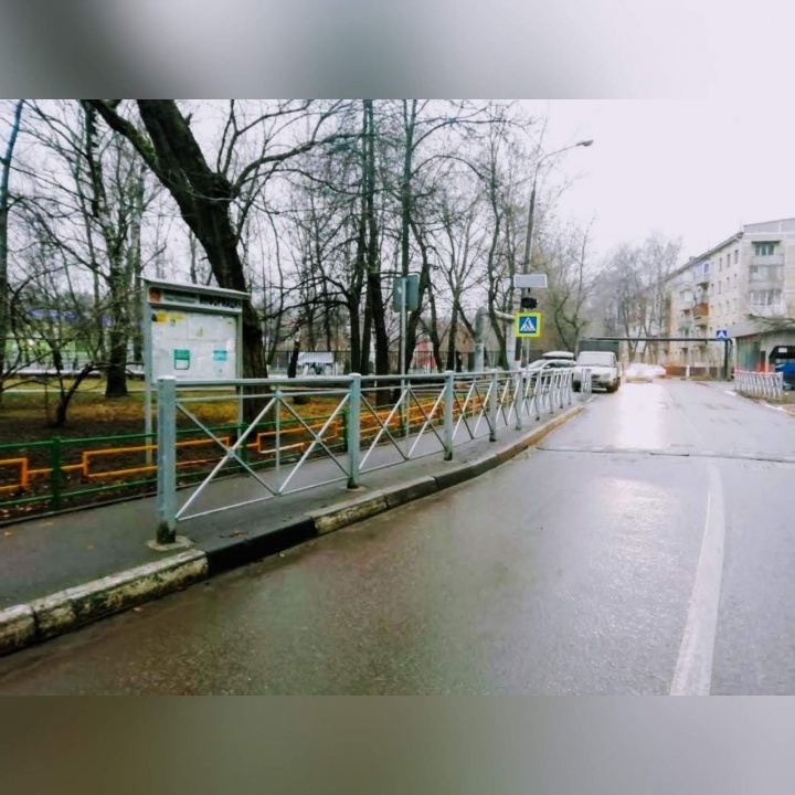 В микрорайоне Левобережный установили ограждения вдоль пешеходной дороги