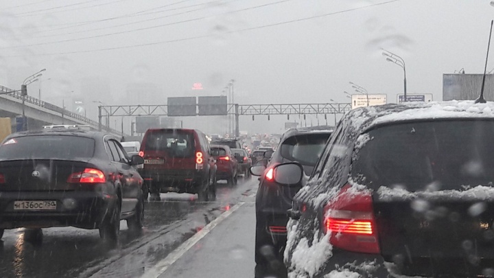 Водителей призывают быть аккуратнее на дорогах из-за ухудшения погодных условий