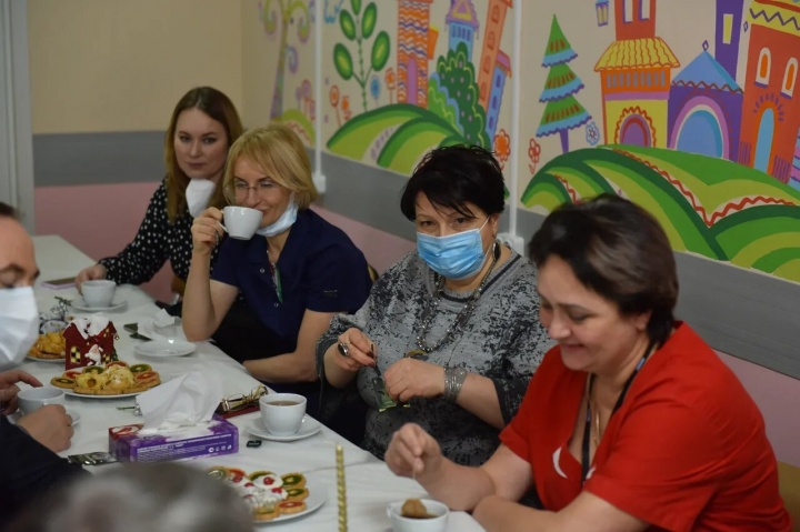 Праздничный стол и сладкие подарки - «Единая Россия» поздравила химкинских медиков с Новым годом
