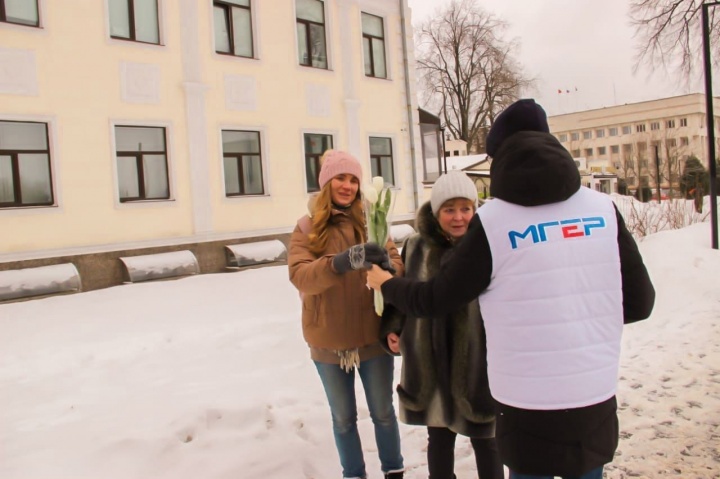 Молодогвардейцы в Подмосковье поздравили женщин с 8 марта 