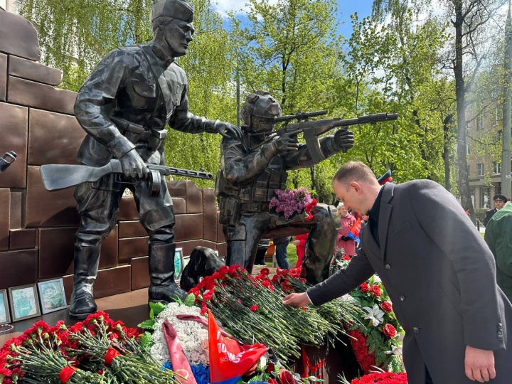 Возложения, акции, авто и мотопробеги: Партийный актив «Единой России» проводит мероприятия в День 80-летия Победы