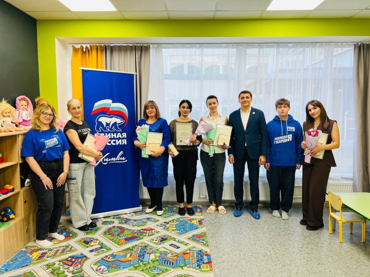 Депутаты фракции «Единая Россия» поздравили воспитателей с Днем дошкольного работника