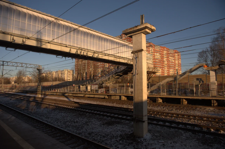 Следственный комитет продолжает проверку после обрушения части пешеходного моста на станции «Новоподрезково»