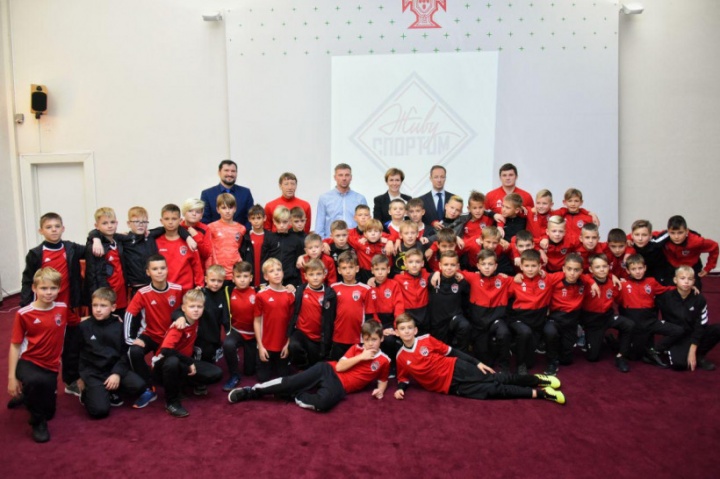 50 футболистов из «Химок» повышают мастерство в образовательном центре для юных талантов