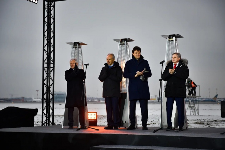 Парадом аэродромной техники открыли новую ВПП в Шереметьево