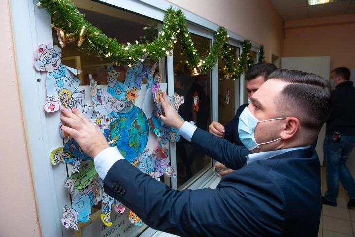 Сладкие подарки и новогодние украшения: в Химках поздравили медиков ковидных отделений