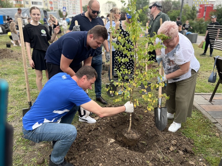 В Новых Химках высадили 50 берез в рамках экологической акции «Зеленый регион»