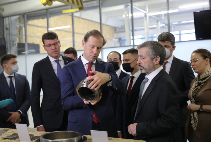 Министр промышленности посетил производство суперконденсаторов в Химках