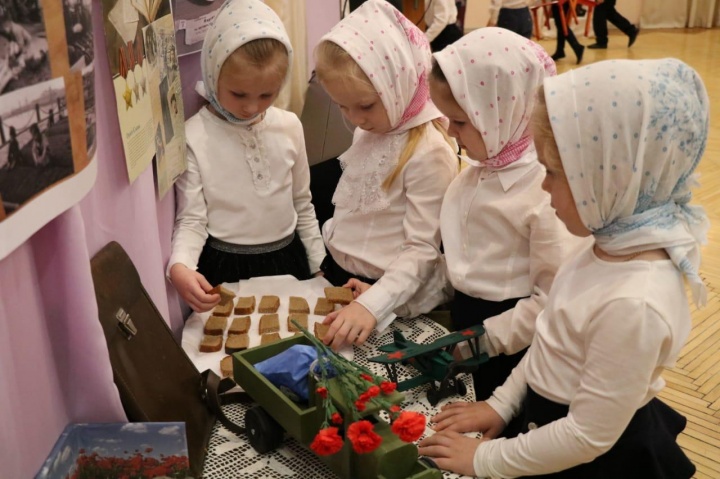 Воспитанники детского сада № 21 «Золушка» в честь 77-й годовщины снятия блокады Ленинграда показали тематическое представление «Дорога жизни»