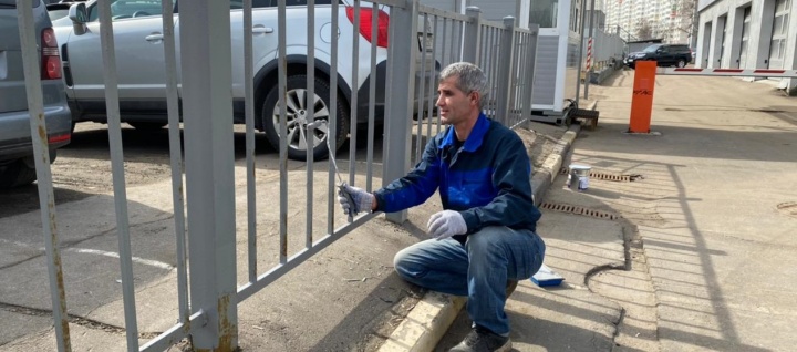 В рамках проведения месячника благоустройства городские объекты торговли и сферы услуг приводят в порядок фасады и прилегающую территорию