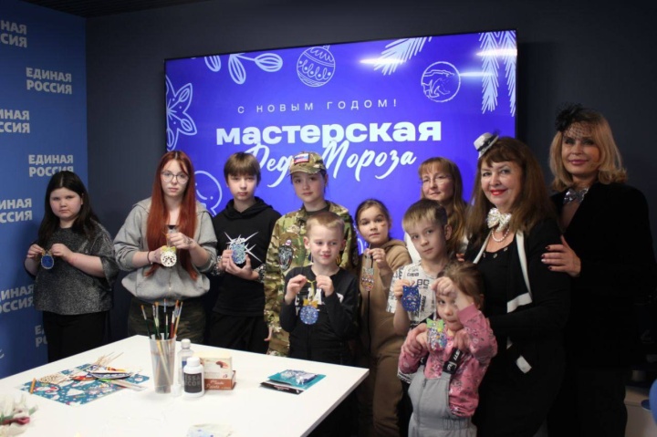 В общественной приемной «Единой России» открылась предновогодняя мастЕРская Деда Мороза