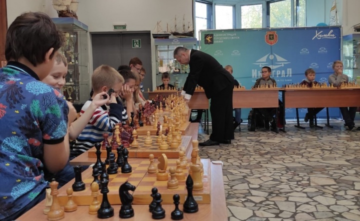 Химчане сыграли в шахматы с международным гроссмейстером