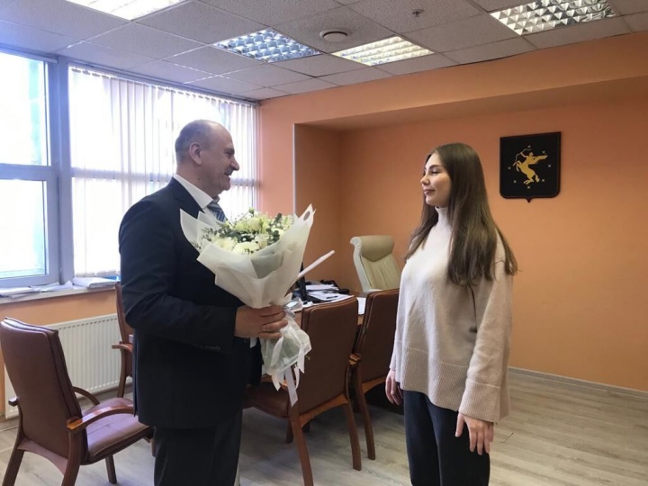Руководство спорткомитета поздравило Марьяну Наумову с 22-летием
