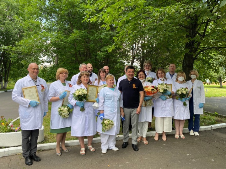 Андрей Воробьев навестил детишек в Химкинской областной больнице и пожелал малышам скорейшего выздоровления