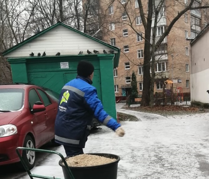 Последствия ледяного дождя на улицах г.о. Химки продолжают устранять