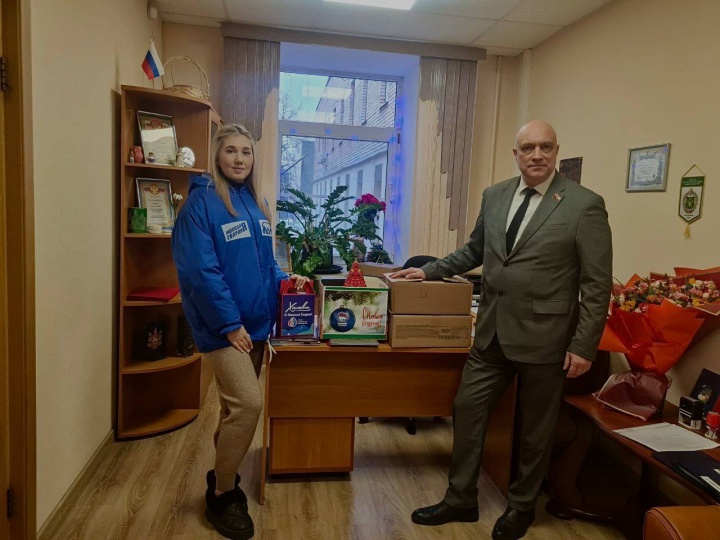 Депутат Мособлдумы Владислав Мирзонов поздравил с новогодними праздниками пациентов военного госпиталя в Химках