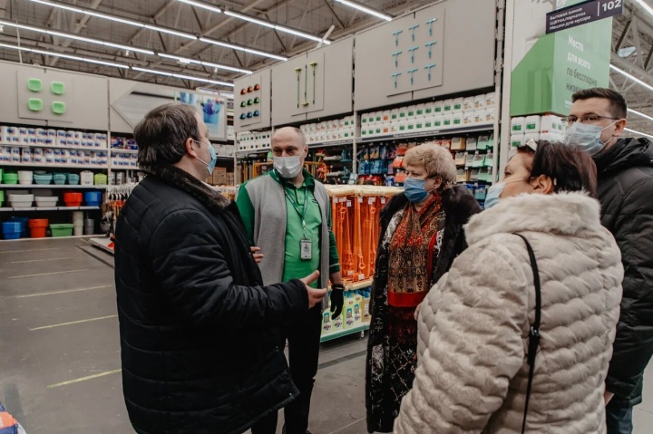 В крупнейших строительных гипермаркетах Химок провели рейд по соблюдению масочного режима