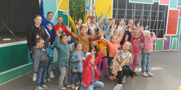 Химчане встречают осень в ритме танца