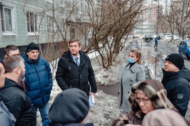Общественники вместе с жителями обсудили предложения по улучшению дворовой территории