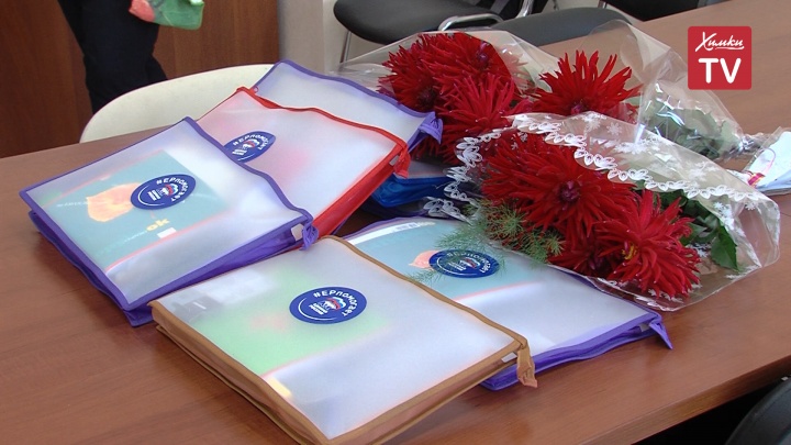 К началу учебного года детям презентовали школьную форму и канцелярию