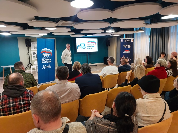 Старшее поколение химчан научили оплачивать ЖКУ по-новому