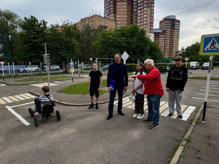 В Химках депутат "Единой России" проверил состояние детского автогородка 