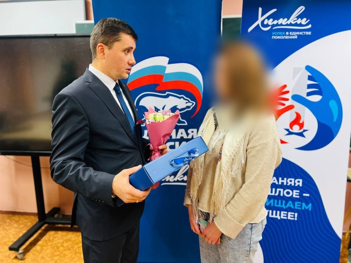В Химках депутаты «Единой России» вручили цветы мамам героев СВО