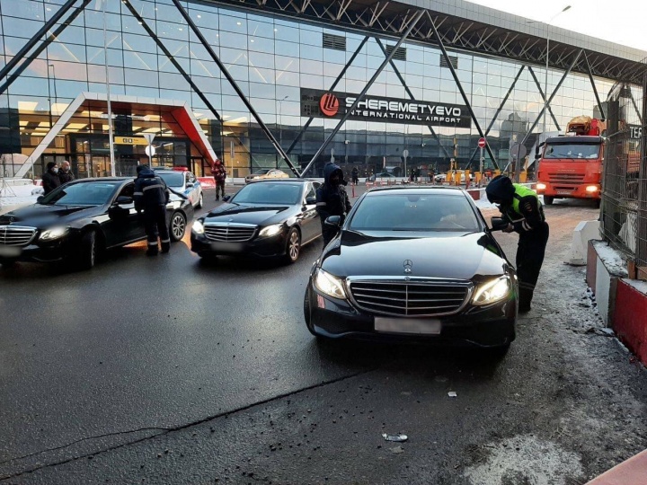 Свыше 15 нелегальных такси поймали в аэропорту Шереметьево за 4 дня